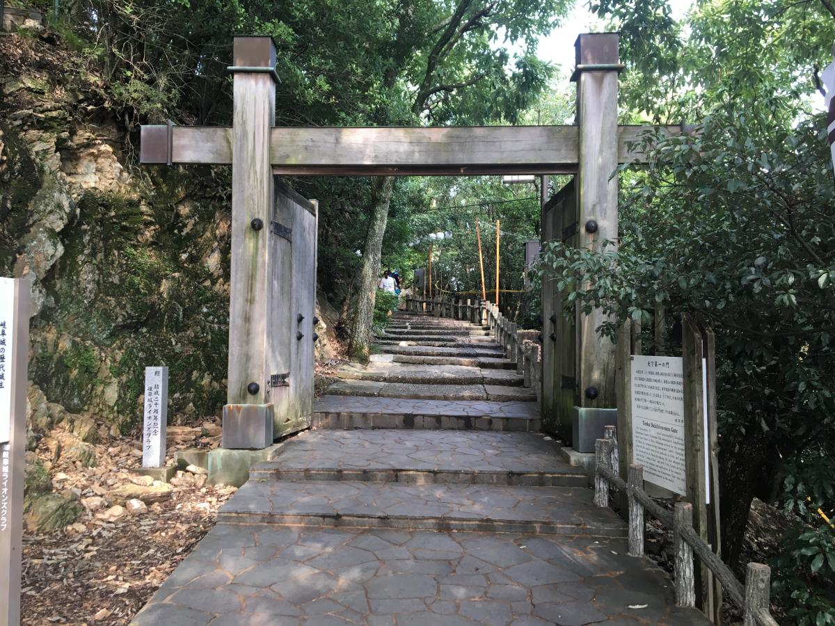 天守閣への遊歩道の門です。