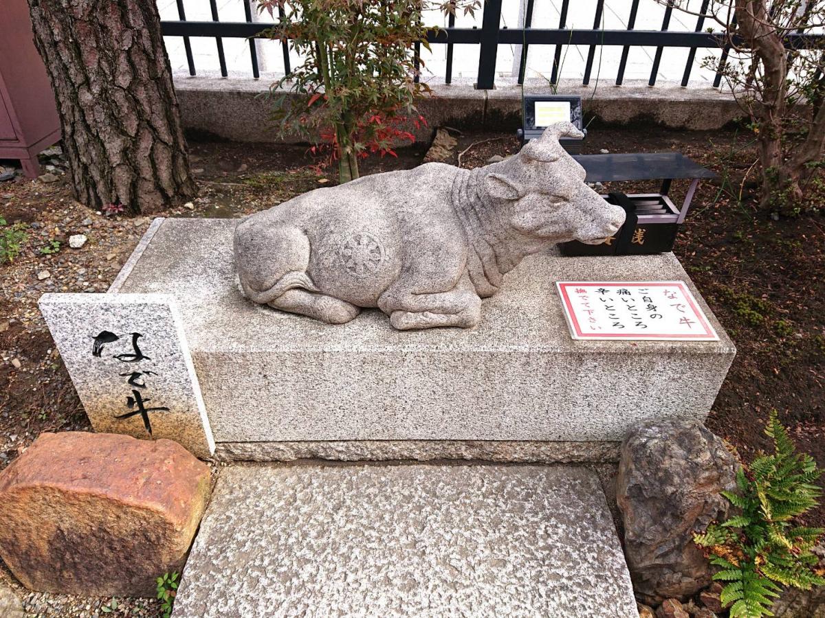 境内には「なで牛」があります。