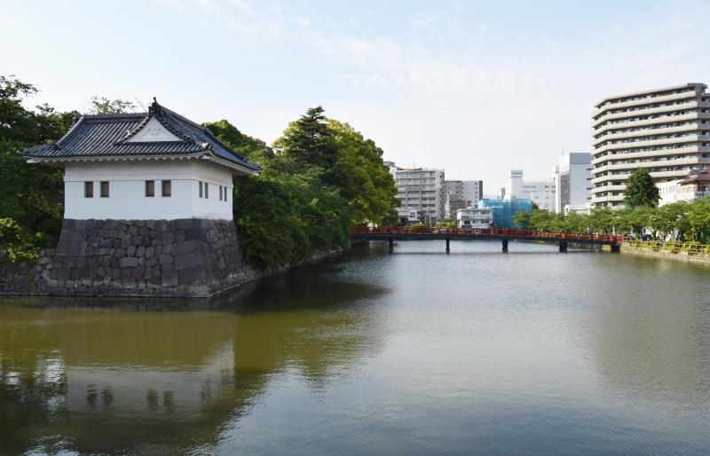 小田原城址公園の周りのお堀です。