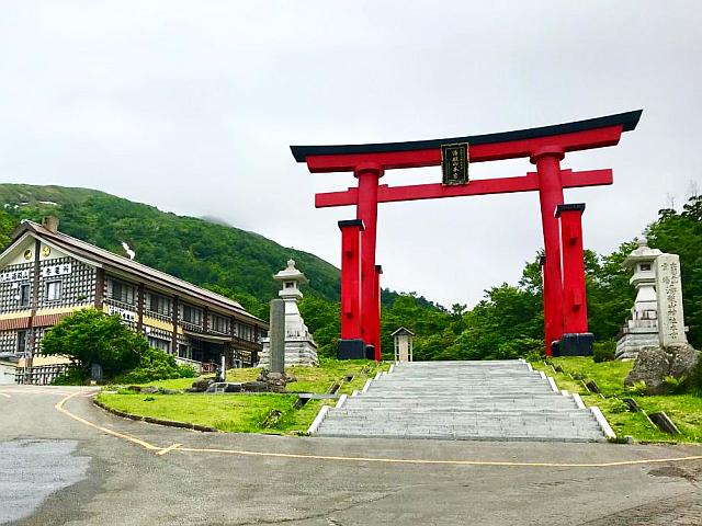 総奥院「湯殿山」