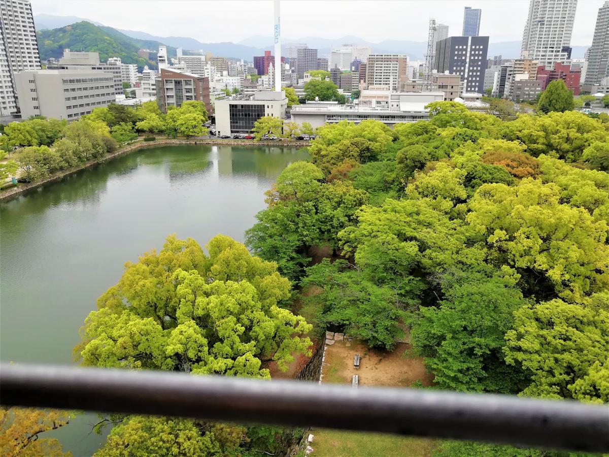 広島城の天守閣から見ることのできる景色です。