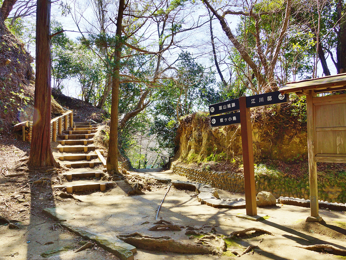 韮山城跡へは、山を登っていきます。