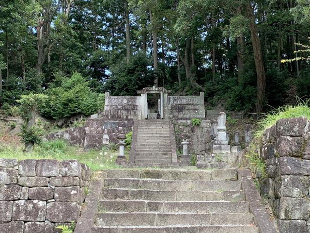 高月院にある松平親氏の墓